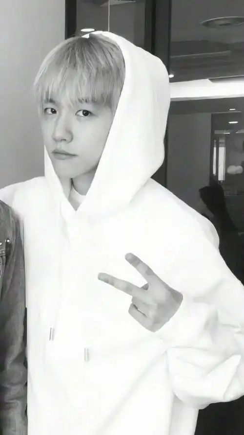 伯贤正脸训练照#终于来了寸头正脸照,还比了半永久的剪刀手不过话说