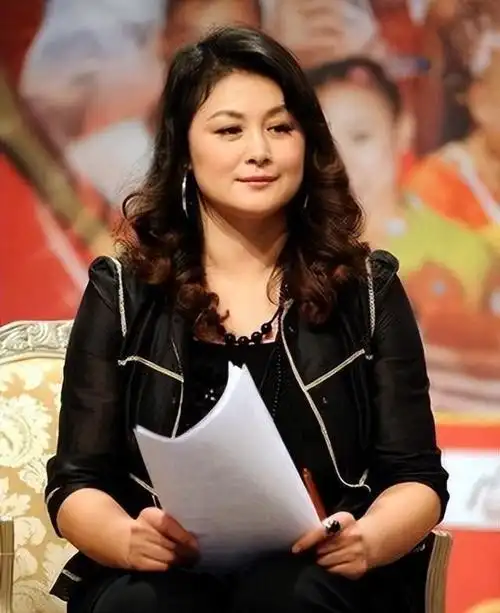 谢大脚去世一年后的遗产风波:丈夫葬礼上的点赞行为引发热议!