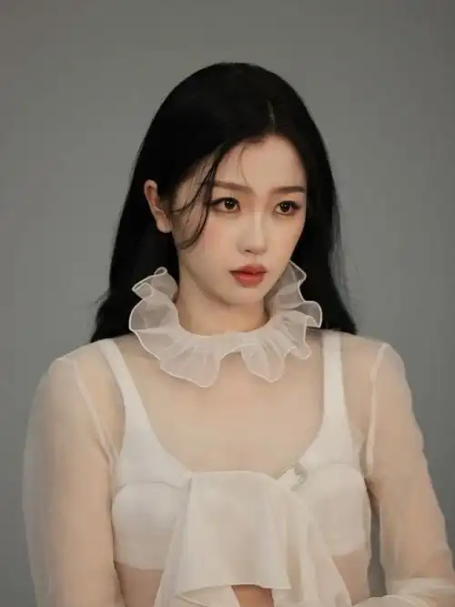 虞书欣白色透纱上衣#虞书欣最新白色透纱上衣造型顺毛花絮照来啦~一