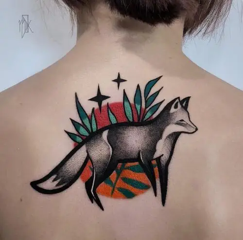 后背彩色写实小狐狸纹身图案
