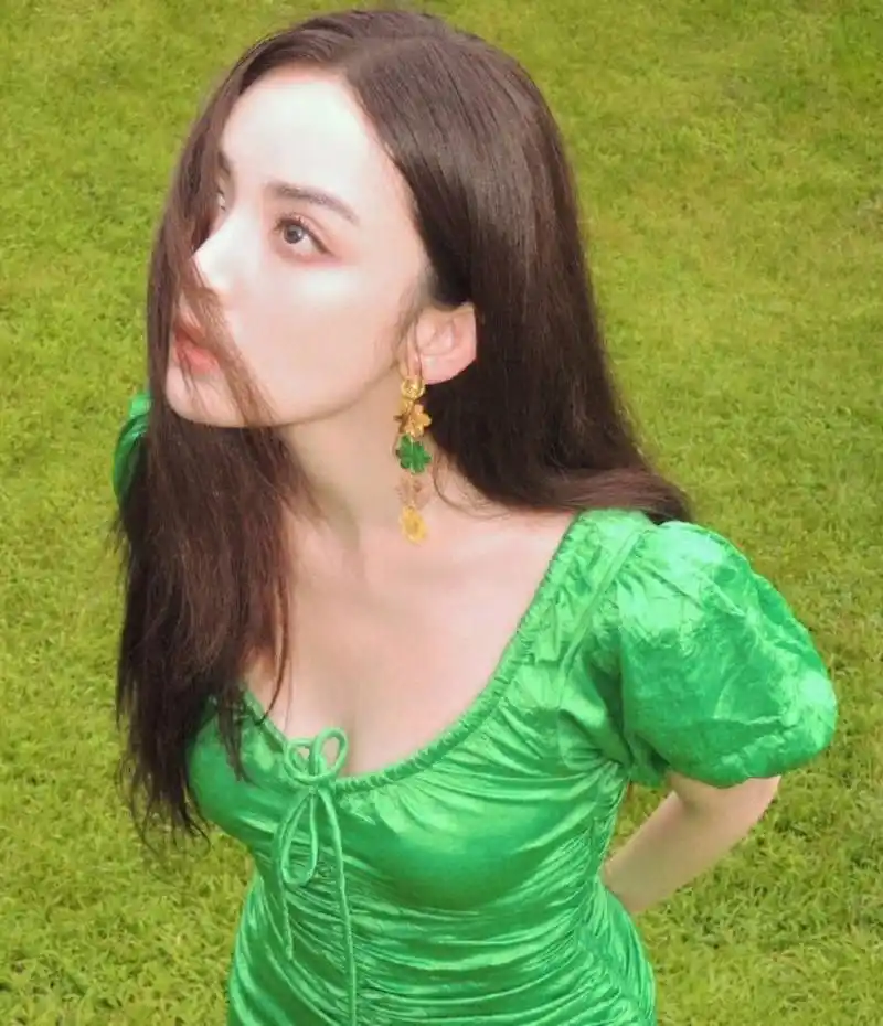 古力娜扎绿色连衣裙秀窈窕曲线,嘟嘴表情俏皮可爱迷人至极!