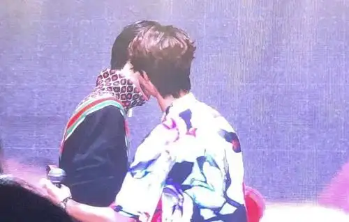 肖战王一博再次合唱《无羁》,耳边私语,借位拍照像极了爱情?