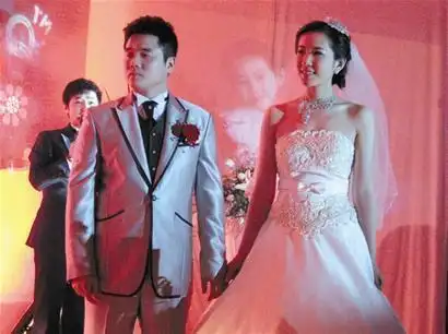 孔令辉都不是他的对手娶丁宁师姐为妻如今生活幸福滋润