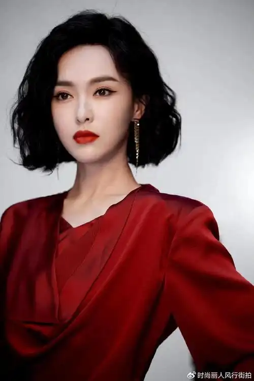 唐嫣cos狂飙大嫂被嘲穿红衬衣女人味十足气场却被高叶比下去