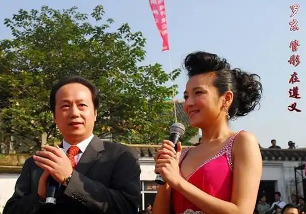 管彤:26岁进央视,41岁结婚,42岁当高龄产妇,今51岁被宠成公主