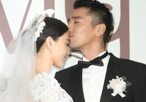 高圆圆勾着老公脖子隔口罩与赵又廷亲吻身旁女儿见惯了很淡定