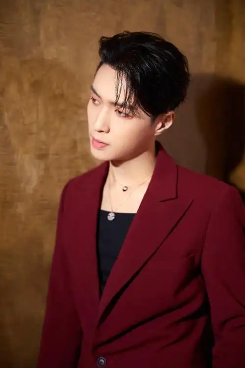 张艺兴西装俊朗写真图片19