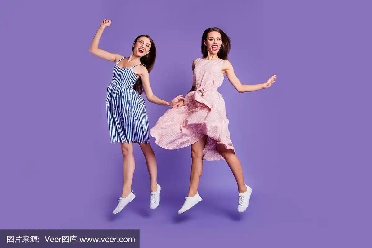 全身照两个人美丽的funky她她的模特时髦的女士跳高最好的拉拉队球迷