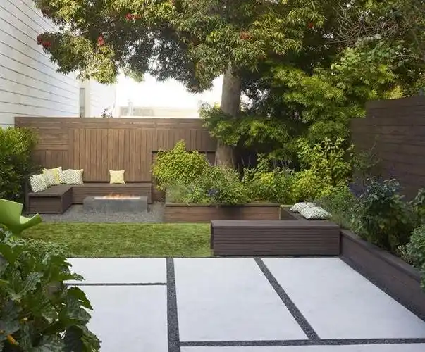 庭院设计只用防腐木和石板就撑起了小花园这样省钱又有品位