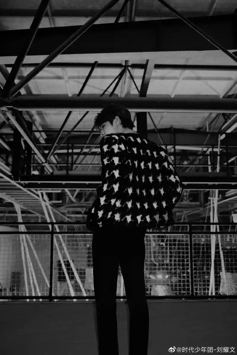 刘耀文黑白氛围感大片来了 黑白滤镜高级感十足