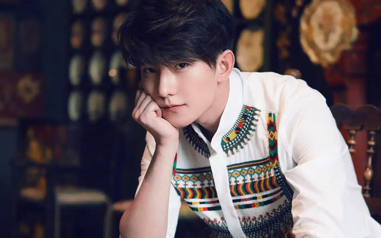 杨洋巴黎时尚帅气写真桌面壁纸