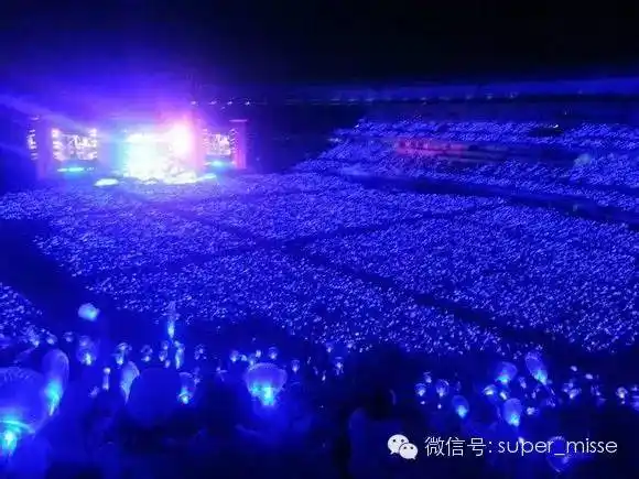 在日本的十周年演唱会中,粉丝们为爱豆准备的随着歌曲变化的应援灯海