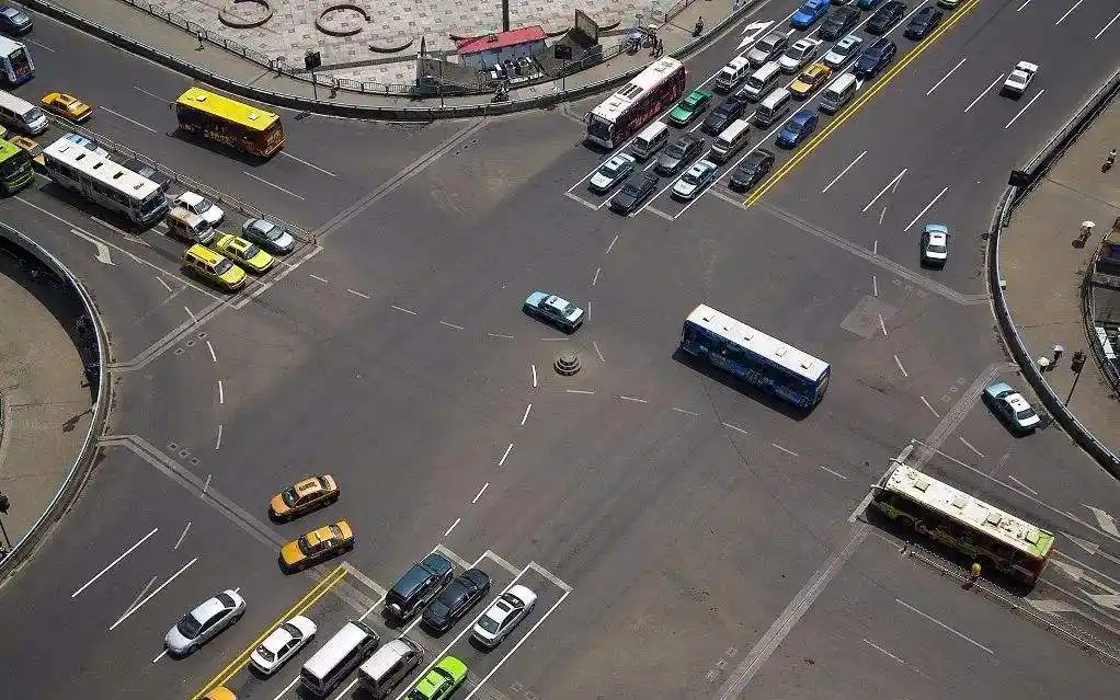 你"会"路口左转弯吗?交警再次提醒:这样转弯,查到扣8分罚500