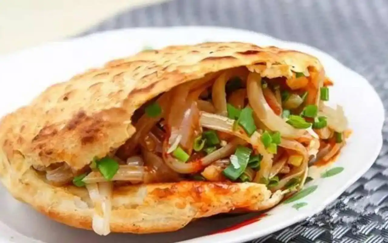 重逢巴蜀# 四川锅盔灌凉粉是四川地区夏季备受喜爱的一道小吃,既恳栽