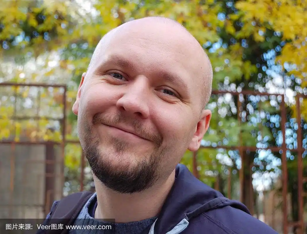 年轻快乐,留着胡子的光头男人