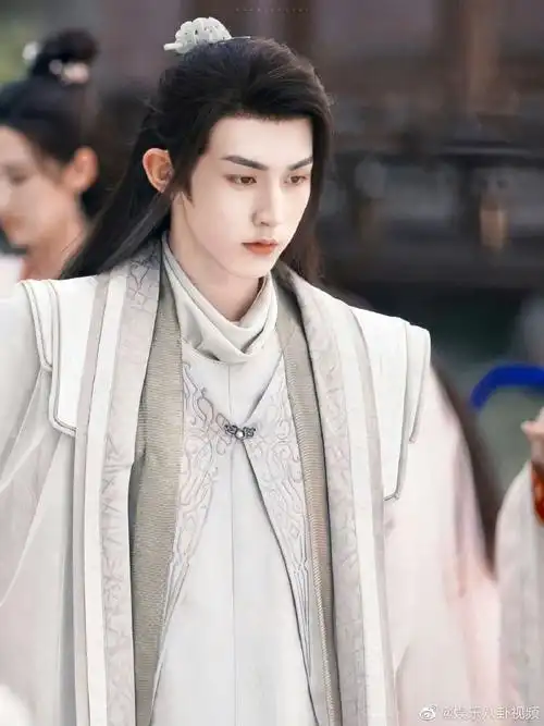 郭俊辰从师尊变马贼