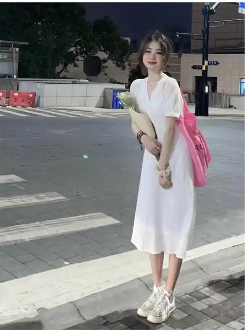 白裙子是什么意思,白裙子的意思(女人夏天穿小白裙搭配什么上衣和鞋子