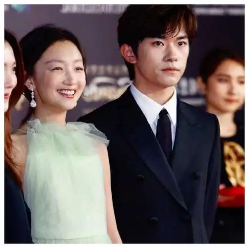 周冬雨频繁利用易烊千玺炒作恋情千玺沉默不回应的原因曝光