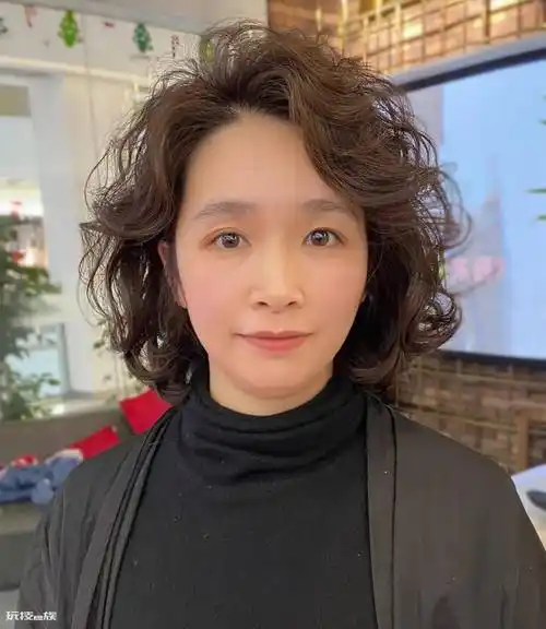 五十岁左右的最佳发型(50岁女性适合什么样的流行发型) - 玩技e族