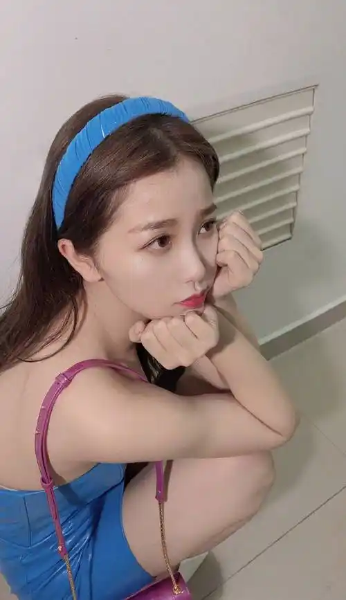 虞书欣写真身穿蓝色抹胸皮裙,大秀白皙的香肩和胳膊-爱读书