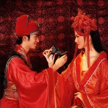 交杯酒,在古代又被称为"合卺(jǐn) ",卺的意思本来是一个瓠分成两个