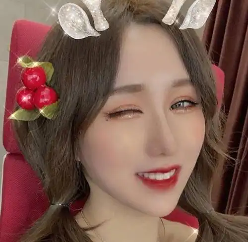 女主播坐着聊天被封号,还被网友狂喷,只因穿了一双袜子