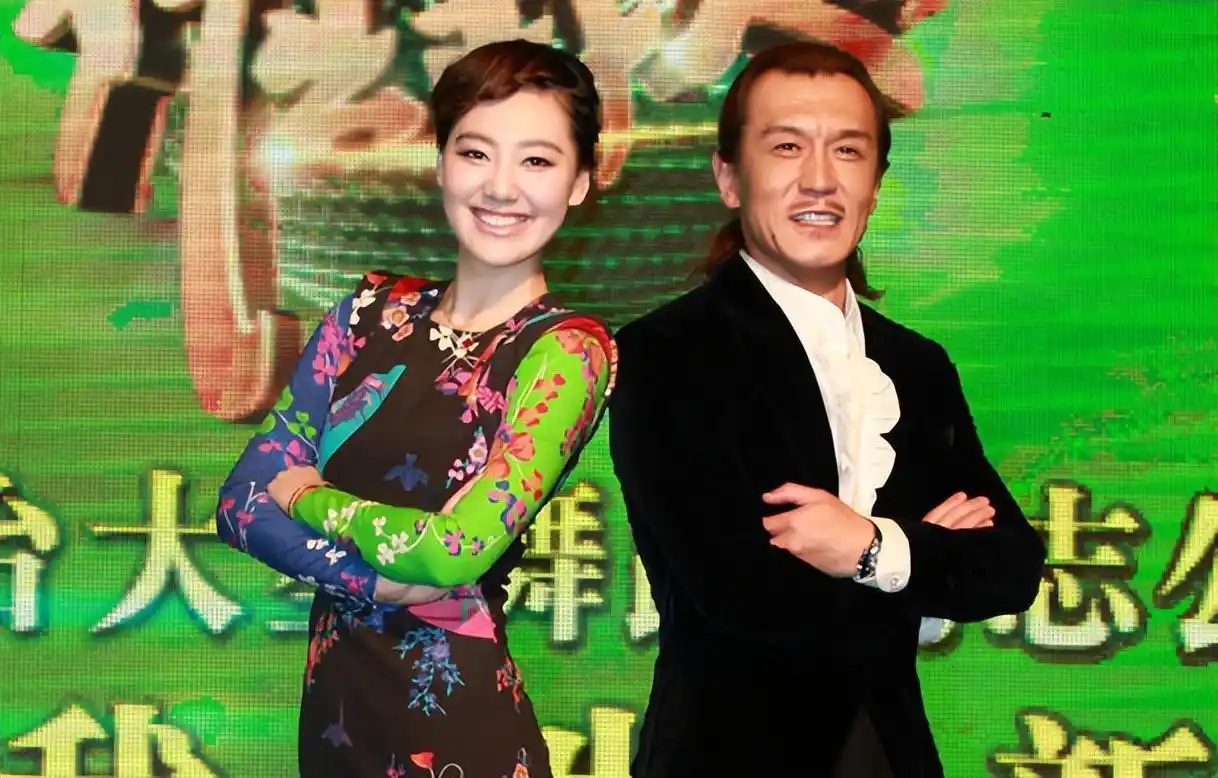 央视主持人王冠:才貌双全,被母亲催婚13年,39岁依然未婚