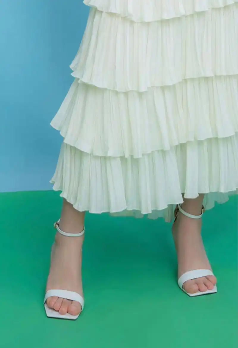 演员杨紫美脚摆拍照,2016年,杨紫凭借主演的都市职场女性剧《欢乐颂》