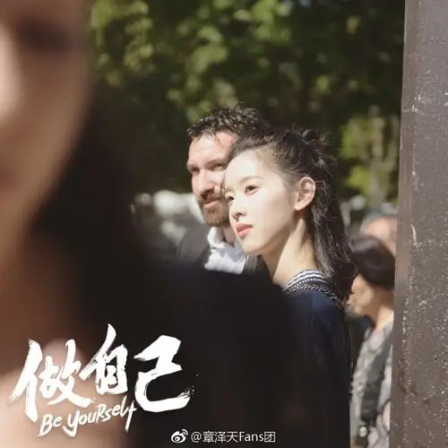 奶茶妹妹巴黎看秀 卷发半丸子头笑容甜美少女感爆棚(5)