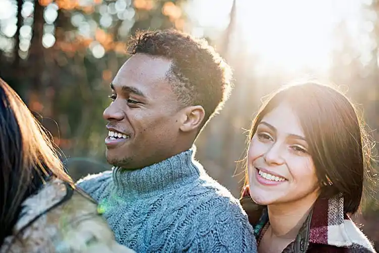 微笑_情侣_站立_日光_树林_高清图片_全景视觉