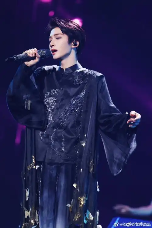 白色西装搭配大背头,简直是从小说中走出来的帅气年轻霸总本人!