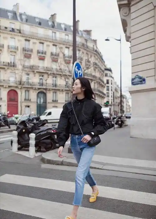 刘雯再创新造型,超长款西装轻松驾驭,网友:超模就能"为所欲为"_时尚_