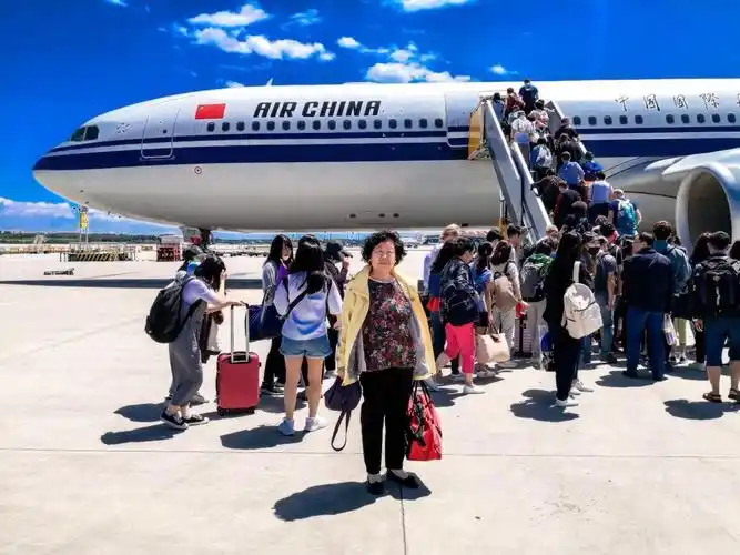 北京首都机场登机.