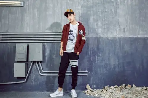 "冷殿下"郭俊辰,是刚满 21 岁的"时尚旋风校草学长",是少年派中,别人