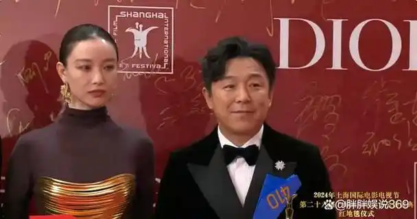 上海这一夜,大深v的姚晨和露骨的金晨,被又矮又土的