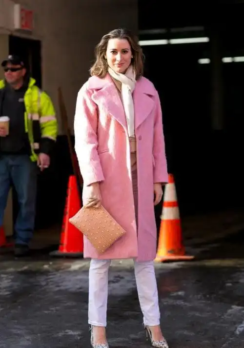 粉色的衣服配什么颜色的裤子的简单介绍