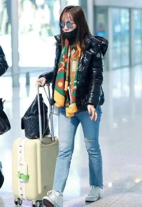 杨蓉为显高也是拼了,黄色围巾老十岁不止,网友:鞋子垫了多少层