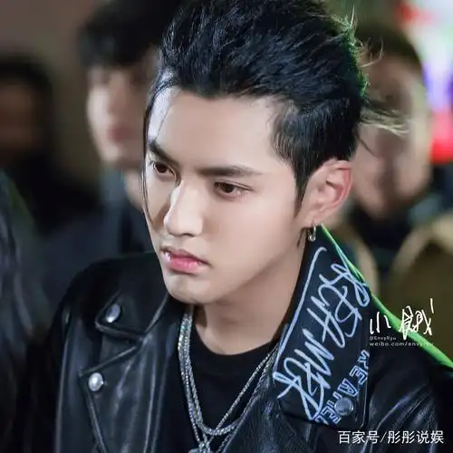 路人抓拍下的吴亦凡:连头发丝都是酷的,网友:狙击少女心