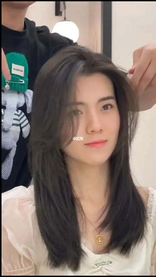 适合秋季的中长发发型自然高颅顶