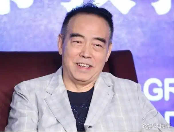 而张国荣之所以会推荐他,则是因为他拍摄了陈凯歌的《霸王别姬》.