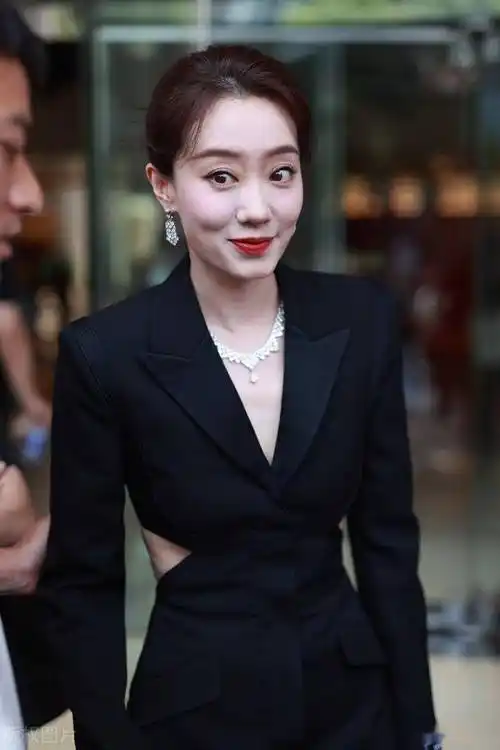 张小斐上海电影节上班路透,身穿西装短裙美艳大气