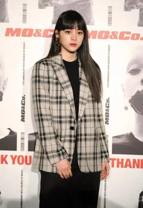 欧阳娜娜看脸真有胶原蛋白虽然长相甜美但穿格子西装也很帅气