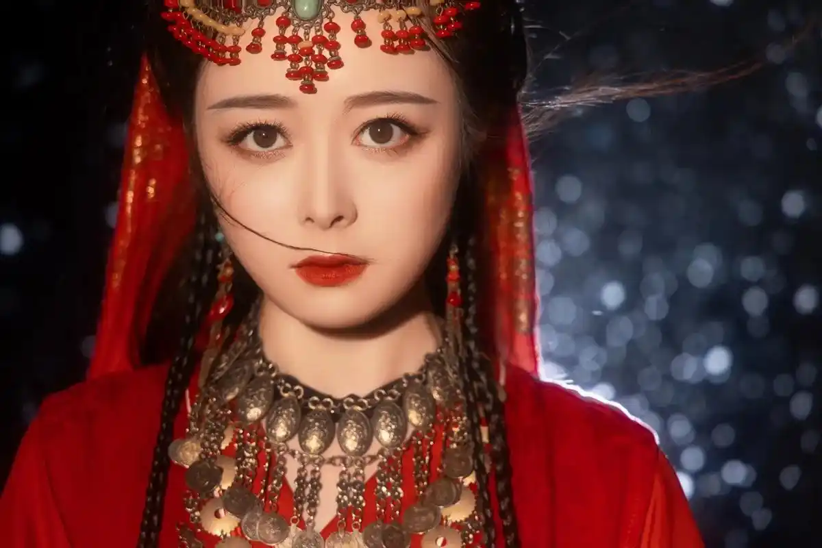 红衣古装 #异域风情 #古风摄影 - 抖音