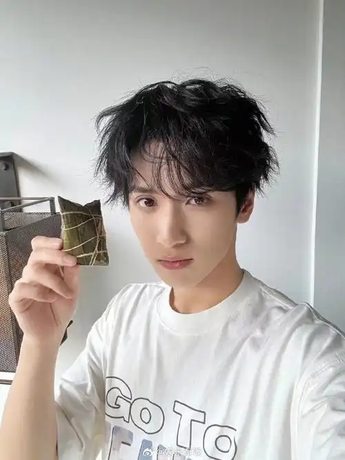 今天不光有久违的视频日记还有自拍照片,小严@时代少年团-严浩翔以后