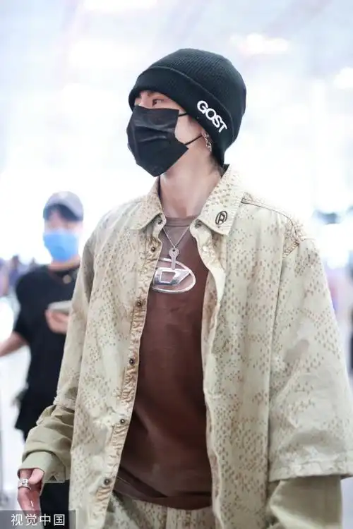 小鬼土褐色套装##机场时尚秀