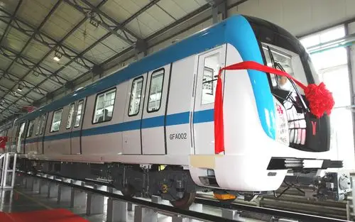 "广佛地铁开启城际快轨先河,北车长客造就国际高端列车"的大型条幅