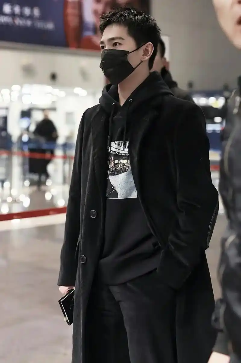 杨洋机场照.#痞帅天花板 #霸总氛围感 人间本不该令我这么欣 - 抖音