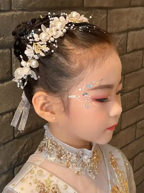 儿童唱歌主持妆容