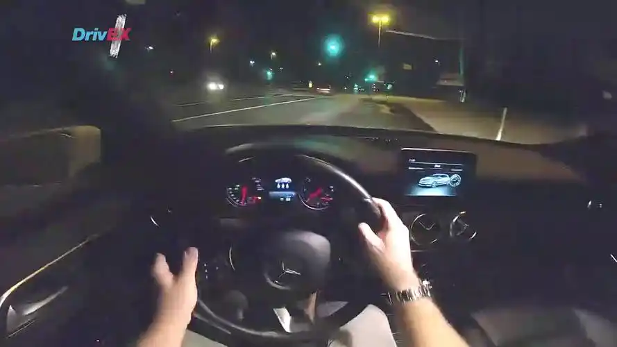 夜间试驾2020款奔驰a180d,坐进驾驶室开车上路,买不买自己想