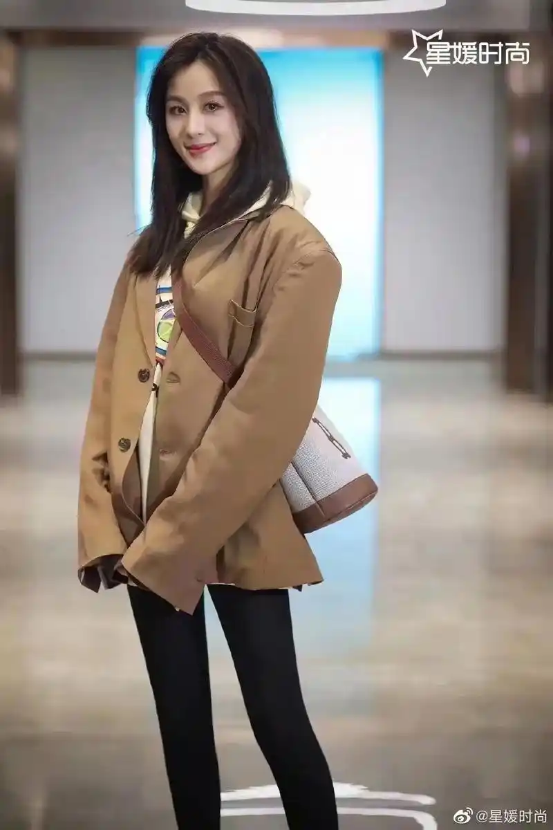 演员夏楠 × #薇妮体雕修身系列  春季穿搭新思路,卫衣配上 - 抖音